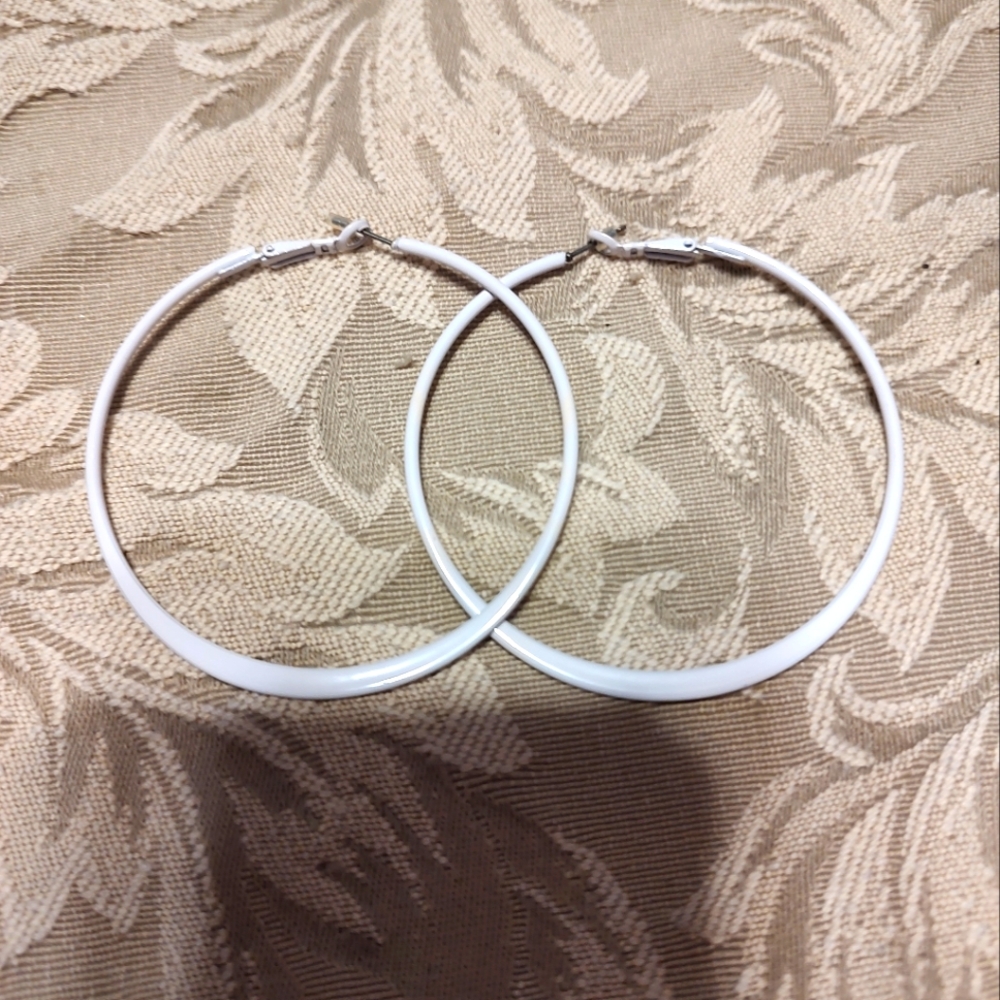 🤍🐇🤍 Awesome 80s Inspired Lightweight Vivid White Enameled Large Hoop Earrings